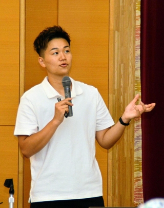 多様な性や、自分らしく生きることへの思いを語る谷川彩莉さん＝三田市けやき台１