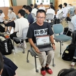 生徒からの疑問や質問に応じる中川達生さん（中央）＝加古川東高校