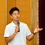 多様な性や、自分らしく生きることへの思いを語る谷川彩莉さん＝三田市けやき台１