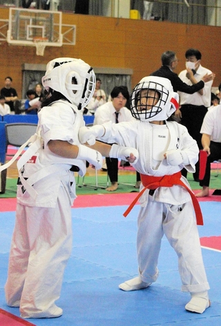 熱戦を繰り広げる子どもら＝滝野総合公園体育館