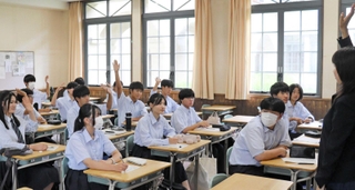 記者との質疑応答で手を上げる生徒ら＝三田市学園１、三田祥雲館高校