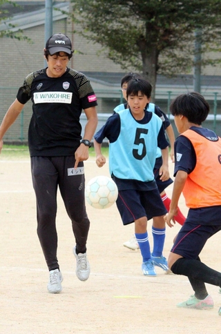 コーチから果敢にボールを奪いにいく生徒たち＝神河町上岩