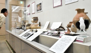 弥生時代や古墳時代の貴重な土器などが並ぶ企画展＝神戸市西区糀台６