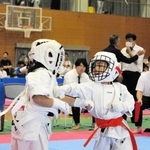 熱戦を繰り広げる子どもら＝滝野総合公園体育館