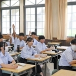 記者との質疑応答で手を上げる生徒ら＝三田市学園１、三田祥雲館高校