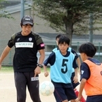 コーチから果敢にボールを奪いにいく生徒たち＝神河町上岩