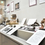 弥生時代や古墳時代の貴重な土器などが並ぶ企画展＝神戸市西区糀台６