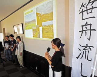加古川市の志方西地区での取り組みについて発表する学生ら＝いずれも加古川市神野町神野