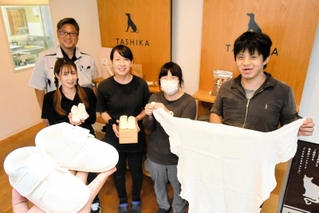 有害駆除されたシカの皮革で作った赤ちゃん用の靴＝多可町加美区豊部