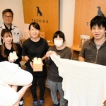 有害駆除されたシカの皮革で作った赤ちゃん用の靴＝多可町加美区豊部