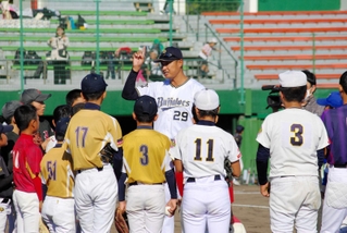 子どもたちに熱心に指導する元メジャーリーガー・マック鈴木さん＝明石トーカロ球場