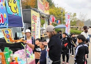 昨年１１月、三木総合防災公園で開かれた楽市楽座（同実行委員会提供）