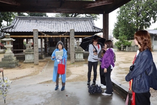 住民と学生が歩きながら米田町の魅力について考えた＝高砂市米田町