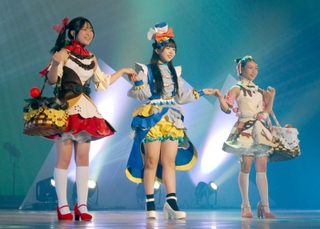 皮革まつりで催された龍野北高校総合デザイン科生が出演したファッションショー＝赤とんぼ文化ホール