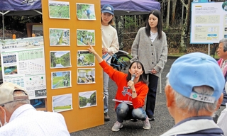 住民たちに半年間の活動の成果を発表する学生たち＝稲美町草谷