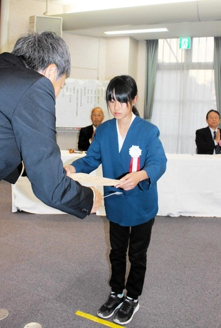 「税に関する作品・作文」で受賞し、賞状を受け取る児童＝三木市立教育センター