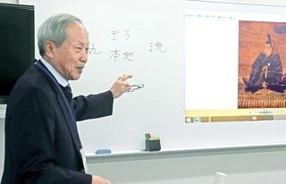 国安天満神社の成り立ちなどについて語る船越哲也さん＝稲美町国安