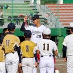 子どもたちに熱心に指導する元メジャーリーガー・マック鈴木さん＝明石トーカロ球場