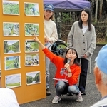 住民たちに半年間の活動の成果を発表する学生たち＝稲美町草谷
