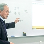 国安天満神社の成り立ちなどについて語る船越哲也さん＝稲美町国安