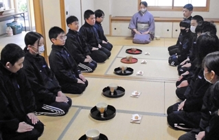 茶道の作法を教わる北浜小の児童ら＝高砂市北浜町北脇（同小提供）