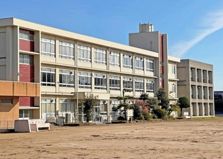 今年３月に閉校した上荘小学校の建物＝加古川市上荘町都染