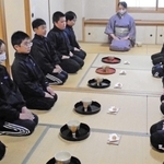 茶道の作法を教わる北浜小の児童ら＝高砂市北浜町北脇（同小提供）