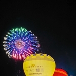 バーナーの炎で輝く気球が並び、花火が夜空を彩ったセント・バルーン・ナイト＝２０２１年、加西市鶉野町（市提供）