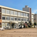 今年３月に閉校した上荘小学校の建物＝加古川市上荘町都染