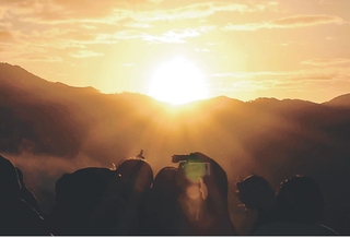 竹田城跡から初日の出を観賞する観光客ら＝朝来市和田山町竹田