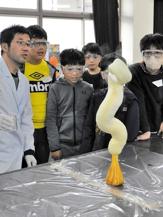 ヘビのように泡が立ち上がった実験＝小野高校