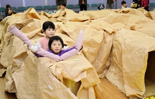 大きなトンネルに潜り、モグラ気分を味わう子どもら＝三田市福島