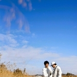 宿泊体験者（右）に草刈り機の使い方を伝える西岡晋矢さん＝いずれも三木市久留美