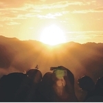 竹田城跡から初日の出を観賞する観光客ら＝朝来市和田山町竹田