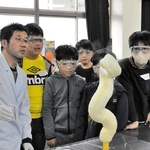 ヘビのように泡が立ち上がった実験＝小野高校