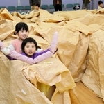 大きなトンネルに潜り、モグラ気分を味わう子どもら＝三田市福島