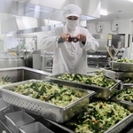 給食を作る様子を写真に撮る養父市学校給食センターの職員＝いずれも養父市小城