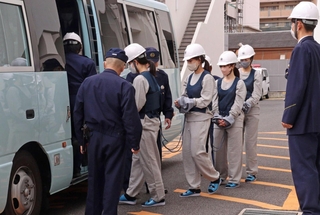 別の署に移動するために護送車に乗り込む被留置者役ら＝尼崎市昭和通２、尼崎南署