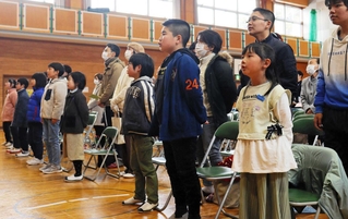 母子幼稚園に感謝を込めて「ふるさと」を合唱する子どもら＝いずれも母子小学校