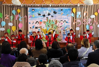 園への感謝の気持ちを込めた太鼓演奏＝いずれも三田市小野