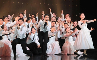 通し稽古で躍動する本科生ら＝宝塚市栄町１、宝塚バウホール（撮影・吉田敦史）