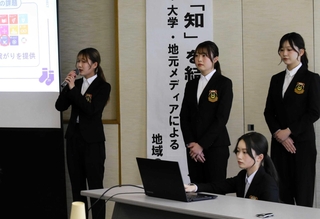 加古川市が抱える課題解決に向けての提案を発表する甲南大の学生ら＝同市役所