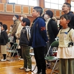 母子幼稚園に感謝を込めて「ふるさと」を合唱する子どもら＝いずれも母子小学校