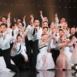 通し稽古で躍動する本科生ら＝宝塚市栄町１、宝塚バウホール（撮影・吉田敦史）