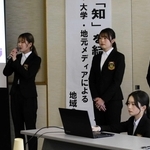 加古川市が抱える課題解決に向けての提案を発表する甲南大の学生ら＝同市役所
