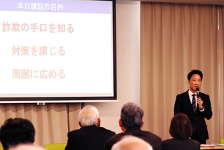 特殊詐欺の手口や対策をお年寄りに紹介する県警の防犯講話＝いずれも北区役所