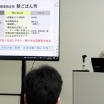 高砂銀座商店街のマルシェ「朝ごぱん市」を舞台に研究した卒業論文を発表する甲南女子大の学生＝高砂市立図書館