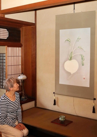 進藤あつ子さんの作品を見ながら、初井家住宅への思いを語る塚田江里さん＝いずれも姫路市龍野町