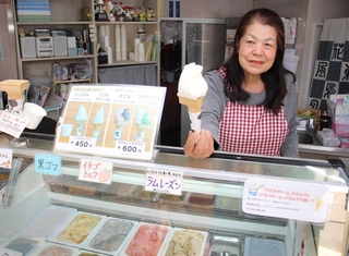 優しい味わいのアイスを手作りしているにゅうにゅう工房の高橋まり子代表＝市川町下瀬加