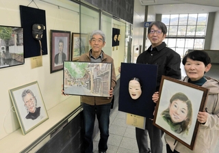 三人展を開いた（左から）中村義文さん、澗口彰利さん、奥道一二美さん＝ＪＲ播州赤穂駅
